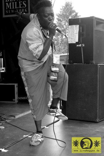 Bruno Ranks (D) with Outernational Sound - 12. Reggae Jam Festival - Bersenbrueck 13. August 2006 (1).jpg